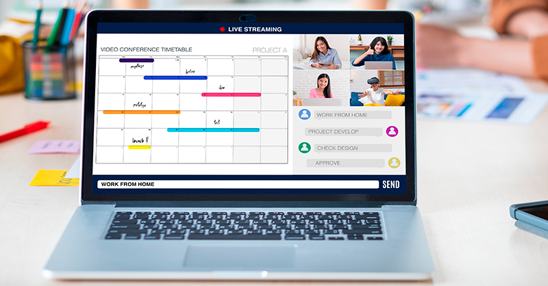 Computador simulando un encuentro virtual de varias personas y un planeador de actividades u horario en simultáneo.